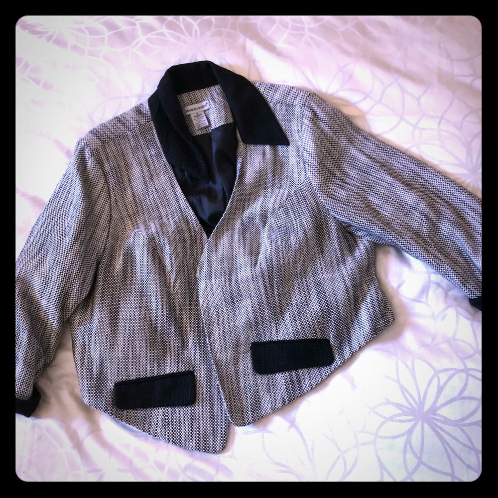 Size 18 black and white cropped blazer